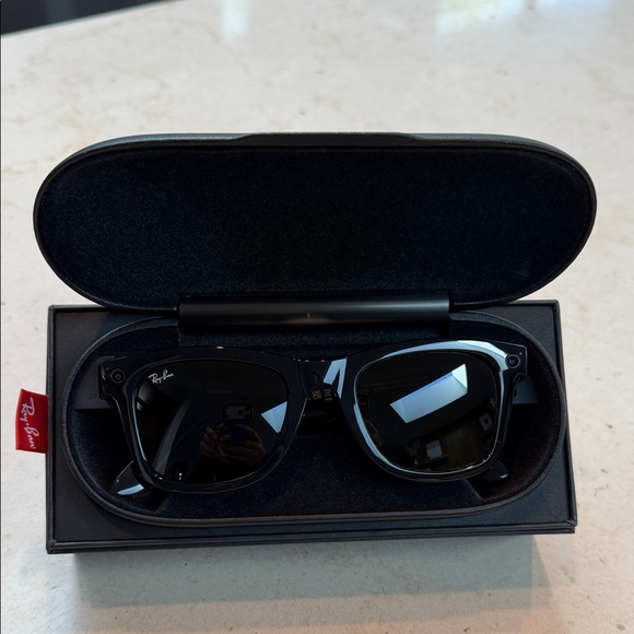 Ray-Ban Stories Wayfarer Box in Silver - Picture 4 of 11